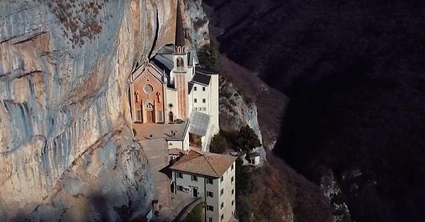 8. Dağın eteklerinde, uçurumla yüz yüze bir kilise: Santuario Madonna Della Corona