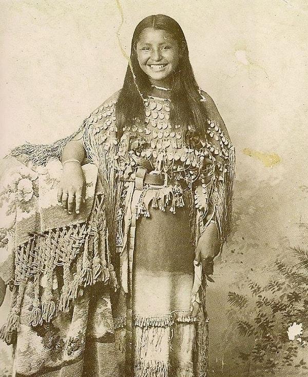 2. Bu gülümseyen genç kızın ismi O-o-be. Kiyova kabilesinden olan O-o-be, geleneksel bir kıyafet giyiyor.
