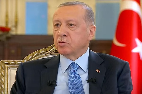 “Bunları yazmak için belki henüz erken gelebilir. Buna karşı aylardır söylediğim bir tezi yinelemek istiyorum; Erdoğan son anda Cumhurbaşkanlığı adaylığından vazgeçip milletvekili olmaya karar verebilir. Ya da sağlık sorunlarını göstererek adaylıktan ve hatta siyasetten çekilebilir.”