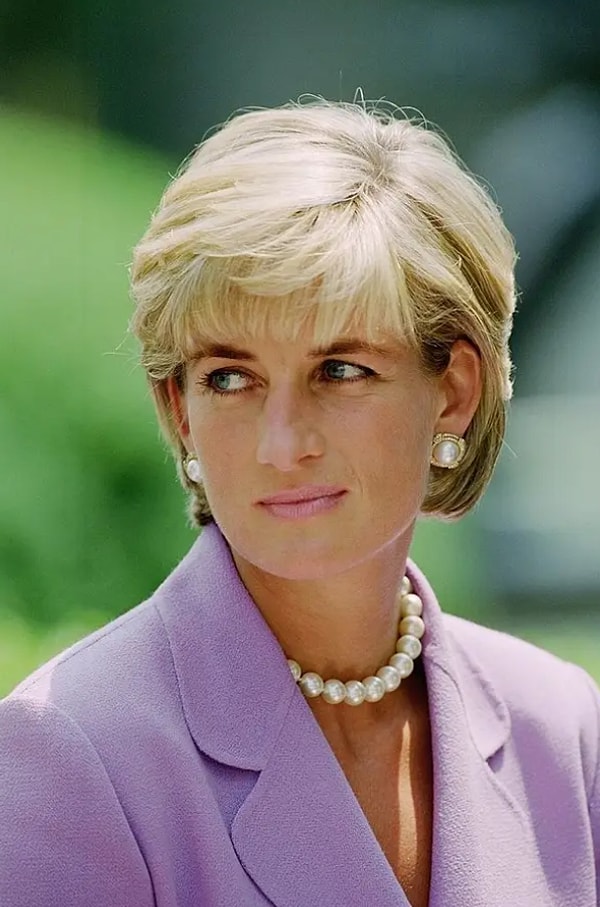 13. Затем фотограф перешел к так рано покинувшим нас знаменитостям и начал с принцессы Дианы