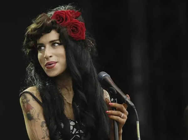 17. Эми Уайнхаус умерла от передозировки алкоголем 23 июля 2011 года. Ей было 27