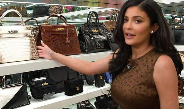 6. Kylie Jenner, 432 bin dolar harcayarak timsah derisi, elmas ve 18 ayar altın kullanılarak yapılan bir cüzdan satın aldı.