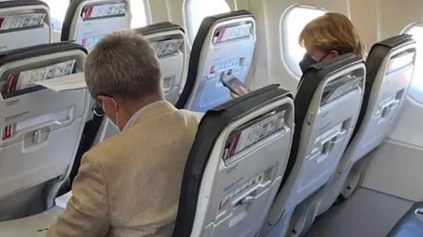 Bild, Merkel’in tatil için 'Eurowings' isimli havayolu şirketini tercih ettiğini ve eşi profesör Joachim Sauer ile ekonomi sınıfı koltuklarda oturduğunu yazdı.