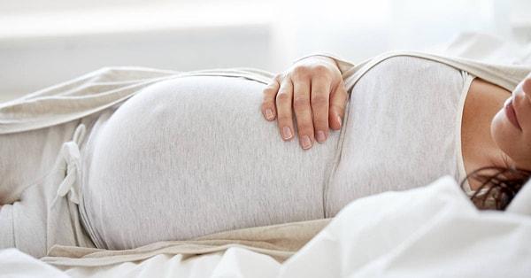 Hamilelik süresince uykuda ve gün içinde yatış pozisyonu çok önemlidir. En doğru yatış pozisyonu yan yatmaktır.