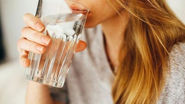 2. Yemeklerden bir ila bir buçuk saat önce ya da sonra su tüketmemek reflüyü uzun vadede iyileştirebilir.