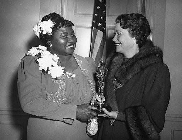 8. 1940'ta Hattie McDaniel, 'Rüzgar Gibi Geçti' filmindeki rolü ile 'En İyi Yardımcı Kadın Oyuncu' ödülünü almasıyla Oscar kazanan ilk siyahi oyuncu oldu.