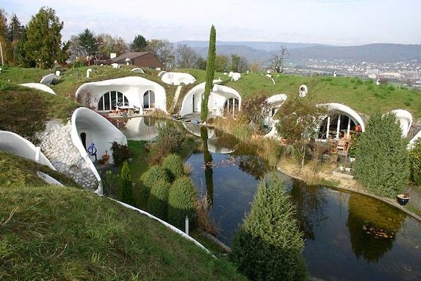 17. İsviçre'deki bu evler size de gerçek Hobbit evlerini anımsatmıyor mu?