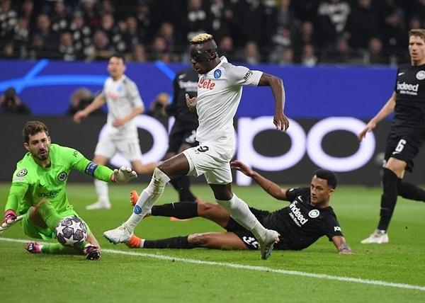 Şampiyonlar Ligi son 16 turunun ilk maçında Napoli, deplasmanda Eintracht Frankfurt'u 2-0 mağlup etmeyi başarmıştı.