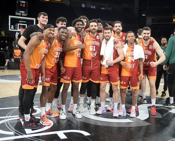 İki takım arasında İstanbul'da oynanan karşılaşmayı ise Yunan ekibi AEK, 81-71'lik skorla kazanmıştı.