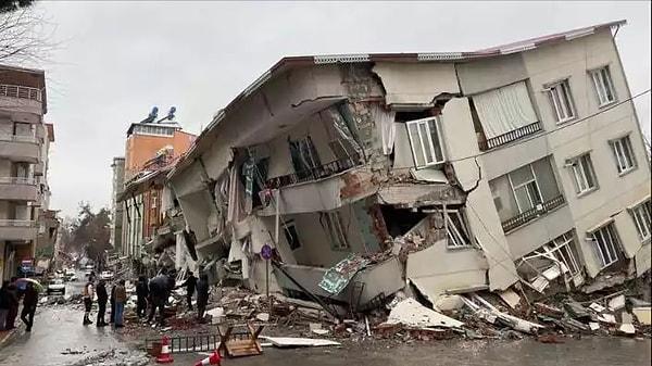 Kahramanmaraş’ta yaşanan depremlerde resmi rakamlara göre yaklaşık 50 bin vatandaşımız hayatını kaybetmiş, milyonlarca insan ise evsiz kalmıştı.