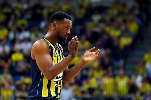 Sakatlıkları bulunan Dyshawn Pierre ve Metecan Birsen Valencia karşısında forma giyemeyecek. İkilinin yaklaşık bir buçuk ay parkelerden uzak kalması bekleniyor.