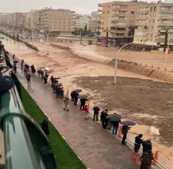 Şanlıurfa'da ölü sayısı 11'e yükselirken henüz 3 ay önce açılışı yapılan Abide Kavşağı sular altında kaldı.