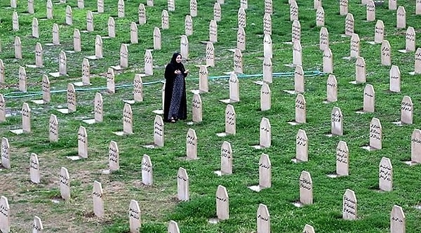 Halep kentine atılan kimyasal zehirli gazlardan dolayı çoğu kadın ve çocuktan oluşan binlerce kişi hayatını kaybetti.