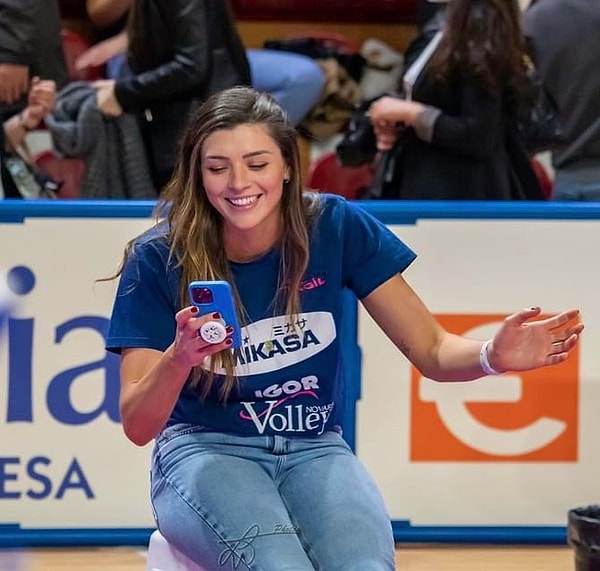 Pasör çaprazı Brezilyalı voleybolcu aynı zamanda çifte vatandaş. Yakın zamanda İtalya vatandaşı olan Rosamaria Montibeller 2019 yılından beri İtalyan ekiplerinde forma giyiyor.