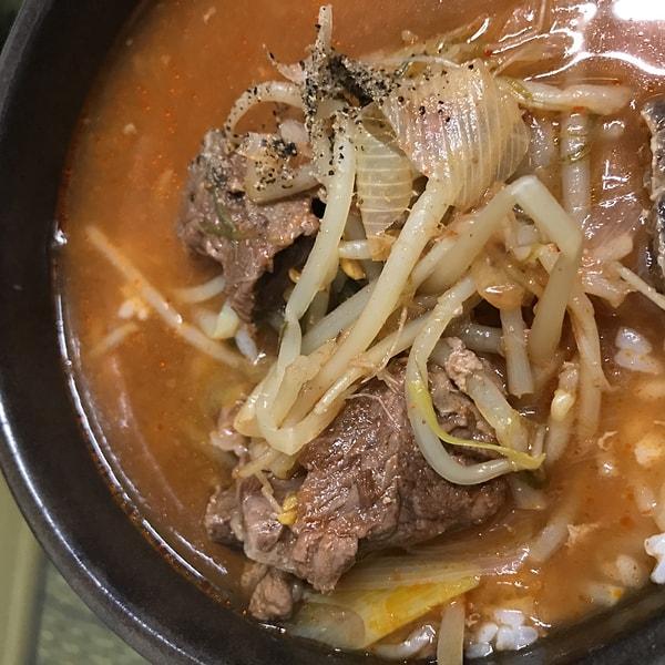 Acılı biftekli bir tür geleneksel Kore yemeği olan Sogogi-gukbap'larının içinden ise hiç beklemedikleri bir şey çıktı!