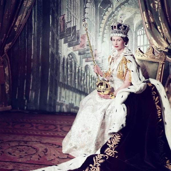 14. Tahta geçme töreninde kraliyet cübbesini ve tacını takıp asasını tutan rahmetli Kraliçe II. Elizabeth. (1953)