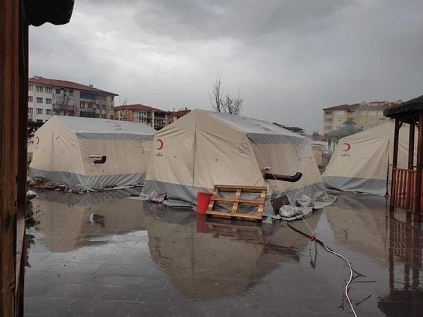 Bölgede depremzedeler için kurulan çadırlara da su bastı.