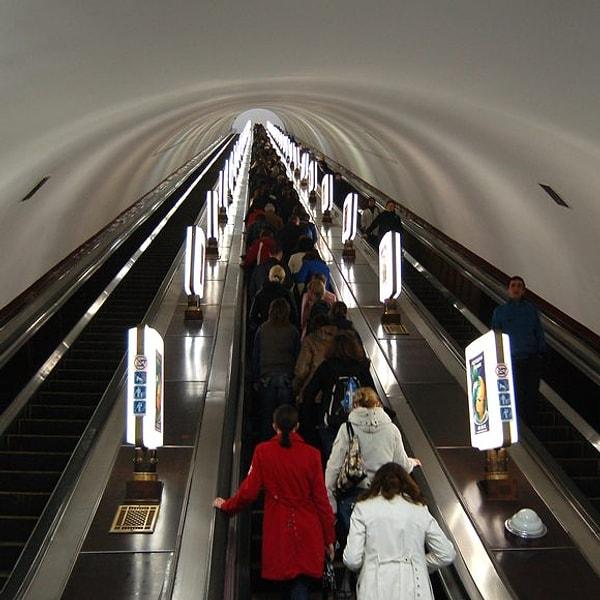 4. Dünyanın en derin yer altı treni olan Kiev’deki Arsenalna Metrosu, 105 metre derinliğe kadar iner