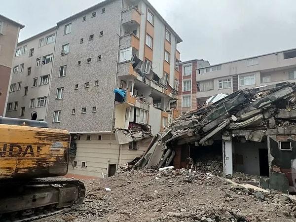 İstanbul’da kentsel dönüşüm kapsamında yıkımı yapılan bir bina, hemen yanında bulunan 5 katlı binanın üzerine devrildi.