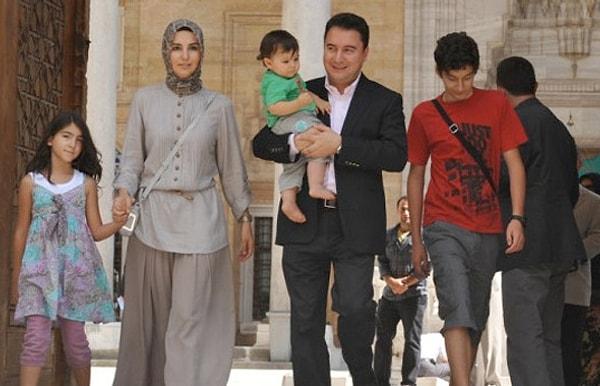 1995 yılında  Zeynep Yurter ile evlendi. Bu evliliğinden Kerem, Dilara ve Emir adında üç çocuğu var.