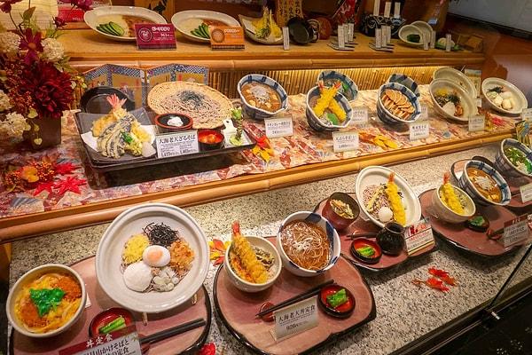 1. "Japonya'da birçok restoran ve markette sebzelerin yanı sıra plastik bir modelini sunuyorlar. Bu sayede müşteriler de yemeklerinin tam olarak nasıl görüneceğini anlama fırsatı yakalıyor!"