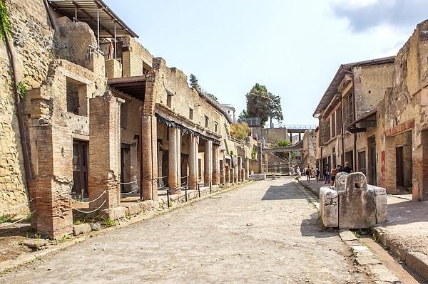Herculaneum ise ticaretten çok bir eğlence merkeziydi. Bu antik kentin nüfusu ise yaklaşık 5000 kişiydi.