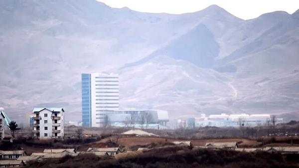 Kuzey Kore ise "Propaganda Köyü" olarak adlandırılan tamamen yeni bir kasab olan Kijong-dong veya diğer adıyla "Barış Köyü"nü inşa etmeyi tercih etti.