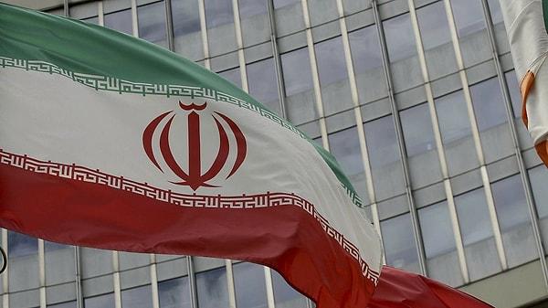 Öncesinde, 1906-1979 yılları arasında kullanılan Pehlevi hanedanlığı döneminde, İran bayrağı, sarı, beyaz ve kırmızı renklerden oluşan bir bayraktı. Ortasında aslan ve güneş sembolünü barındırıyordu.