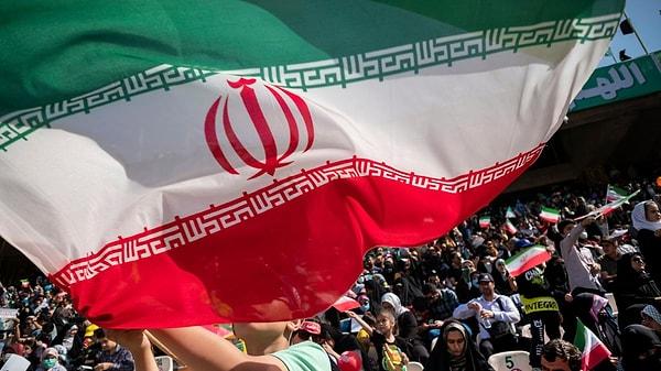 ran bayrağı, devlet kurumları, kamu binaları, okullar, askeri tesisler, spor müsabakaları, kutlamalar ve diğer resmi törenler gibi birçok yerde dalgalanır. Ayrıca, İran bayrağı özellikle milli bayramlar, anma günleri ve kutlamalarda sıkça kullanılmaktadır.