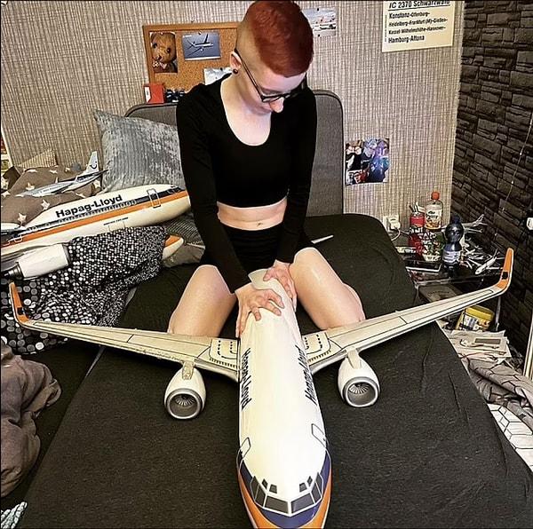23 yaşındaki Sarah, sevgilisi olarak gördüğü uçaklarla vakit geçirmek için bir yıl içinde 30 kez seyahat etti.