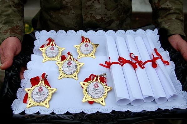 Bölük komutanları ile birlikte köpeklere madalyalarını takan Yarbay Umut Çelik, şu ifadeleri kullandı: