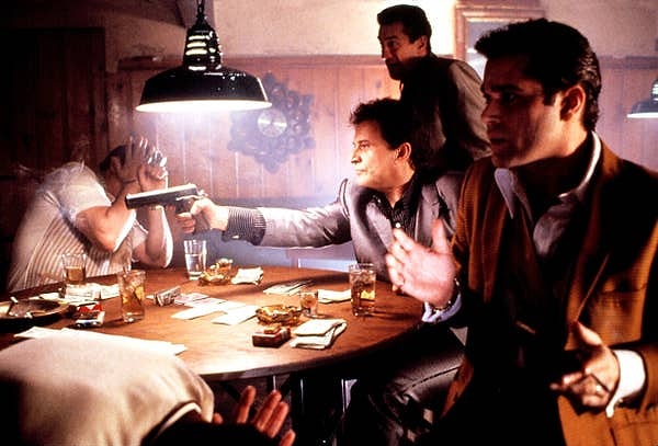 15. 'Goodfellas' filmi Martin Scorsese'nin parlak yönü sayesinde sinema tarihinde çığır açan bir yapım haline geldi. İtalyan-Amerikan mafyasının New York'taki karmaşık günlük yaşamı aslında Nicholas Pileggi'nin kurgusal olmayan kitabı Wiseguy'a dayanıyor.