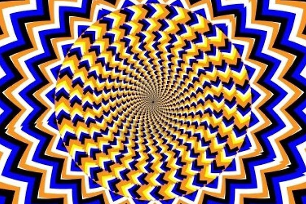 1. Посмотрите в центр изображения: оно движется или стоит на месте?