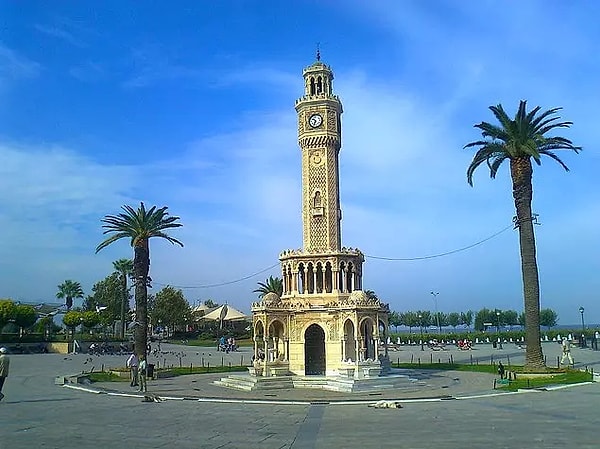 2.	Capture a moment at the Clock Tower