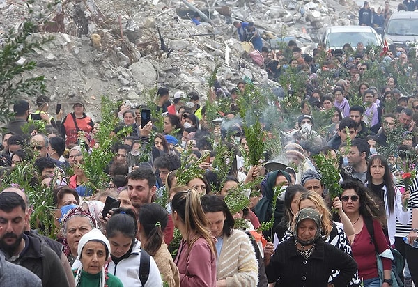 Reyhan ve bahhur taşıyarak anma yürüyüşü düzenleyen kadınların Ahmad Kaabour’un Unadikoum parçası ile paylaşılan görüntüleri ise sosyal medyada gündem oldu.