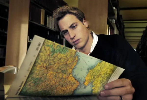 И прежде чем мы увидим влюбленную парочку в сериале, давайте вспомним, что происходило с ними в то время. Принц Уильям учился в Сент-Эндрюсском университете, сначала изучая историю искусств, а позже географию