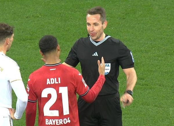 Hakem iki kez kendisini aldattığı için cezalandırdığı Adli'nin pozisyonu izledikten sonra sarı kartını iptal ederek penaltı verdi.