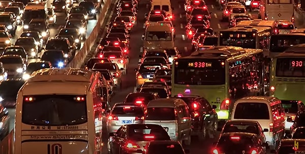 14 Ağustos günü kamyonlar ve özel araçlar derken tam 100 kilometrelik bir trafik tıkanıklığı yaşandı... Üstelik bu trafik 12 gün sürecekti!