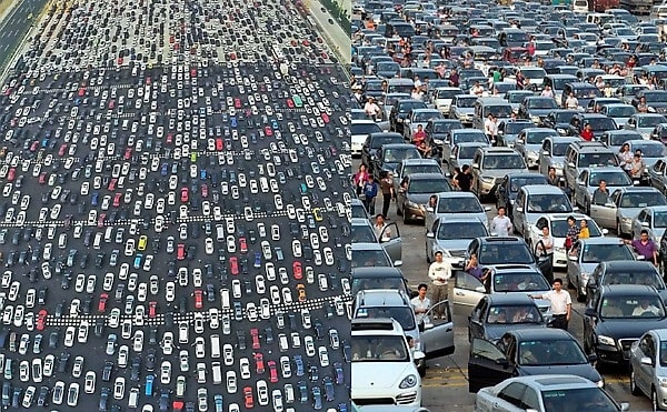 5 gün sonunda yolun yarısı adeta bir otoparka dönüşmüştü. İnsanlar araçlarının içinde kamp yapıyordu sanki.