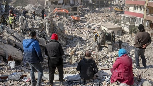 Cumhurbaşkanlığı Kararnamesi ile konutu veya iş yeri yıkılan, acil yıkılacak, ağır ve orta hasarlı hale gelen elektrik ve doğalgaz abonelerinin ödenmemiş borçları silindi.