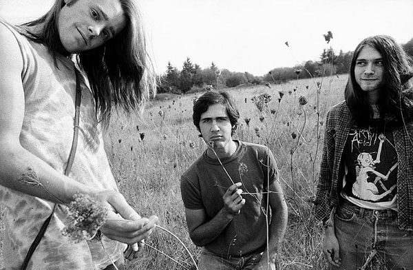 30. Малоизвестная (тогда) группа под названием Nirvana на фотосессии в поле (Чарльз Петерсон, 1989)
