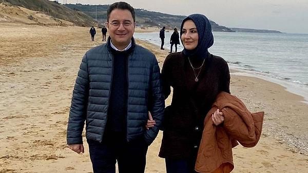 Ali Babacan Zeynep Yurter'i görür görmez sevmiş ve buluşmanın ilk yarım saatinde evlenme teklifi etmiş.