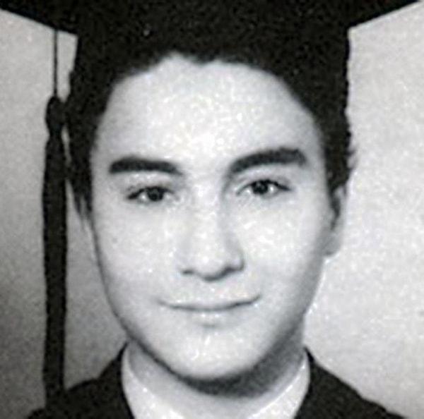 TED Ankara Koleji'nden 1985 yılında birincilikle mezun oldu. Lisans eğitimini tamamlamak üzere Orta Doğu Teknik Üniversitesi Endüstri Mühendisliği Bölümü'ne giren Ali Babacan üniversiteyi de birincilikle bitirdi.