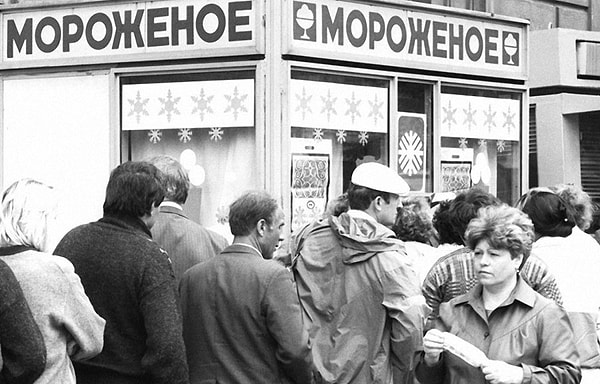 Пломбир «Морозко» за 24 копейки, шоколадная трубочка «Лакомка», обсыпанная вафельными крошками и орехами