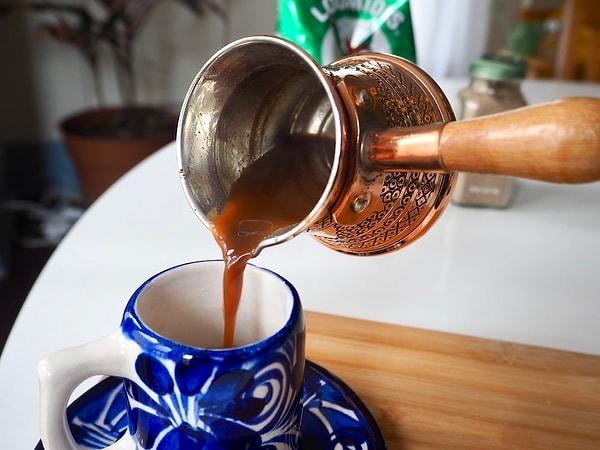 Pişirilme şekillerinin birbirine bu kadar çok benzemesinin tek bir sebebi var: Yunan ve Türk kahvesi temelde aynı şey! Türkiye’de Türk kahvesi olarak adlandırılan bu içecek, Yunanistan’daysanız “Yunan kahvesi” olarak bilinir.