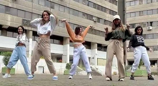 Başörtüsüz bir şekilde sokakta özgürce dolaşmaya başlayan İranlı kadınlardan sonra İranlı 5 kadının da Nijeryalı rapçi Rema’ya ait olan ‘Calm Down’ şarkısında dans ettikleri video viral olmuştu.