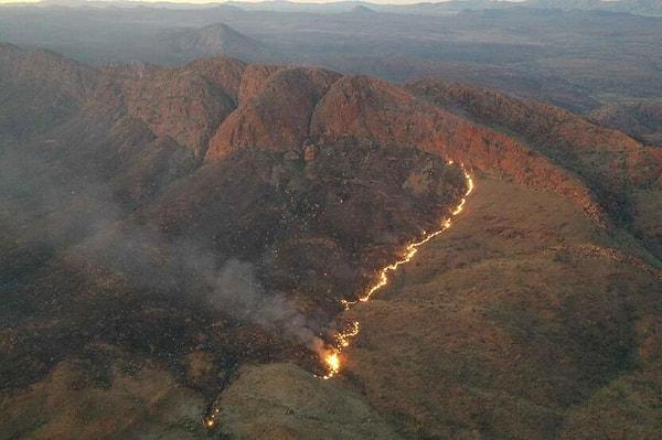 Bu sabah korkutucu bir felaket haberi ile gözlerimizi açtık. Avustralya’nın Kuzey Toprakları eyaletine bağlı Alice Springs kentinin batısında yangın başladığı bildirildi.