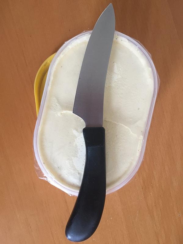10. “Kocam dondurmayı bıçakla yiyor. Ayrıca tostu da tuzlu yoğurda batırıyor.”
