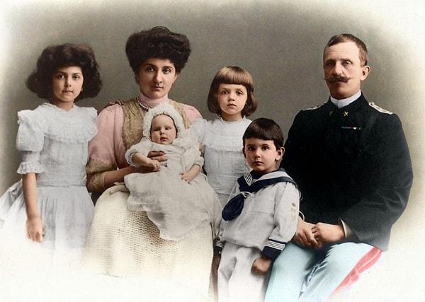 6. İtalya Kraliyet Ailesinin sonradan renklendirilmiş bir portresi. (1908)