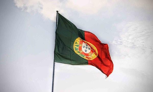 Portekiz bayrağı, ülkenin milli günleri gibi resmi olaylar ve uluslararası etkinliklerde kullanılır. Ayrıca, Portekizli spor takımlarının formalarında da bu renkler kullanılır.